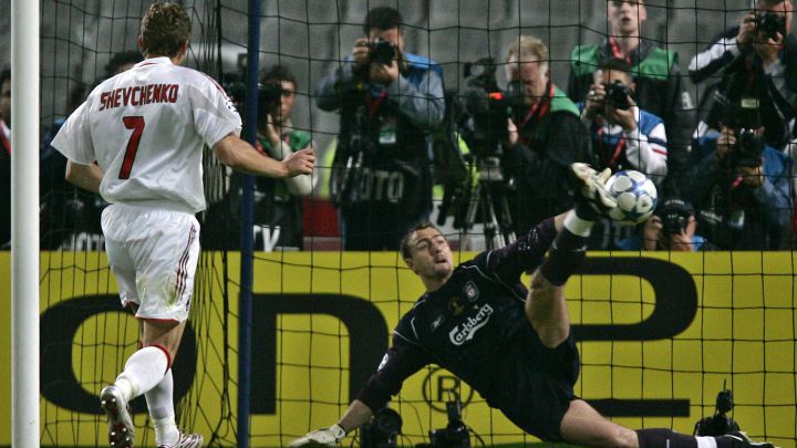 Shevchenko fallando un penalti en la final de Champions de 2005 ante el Liverpool. Dudek lo paró.
