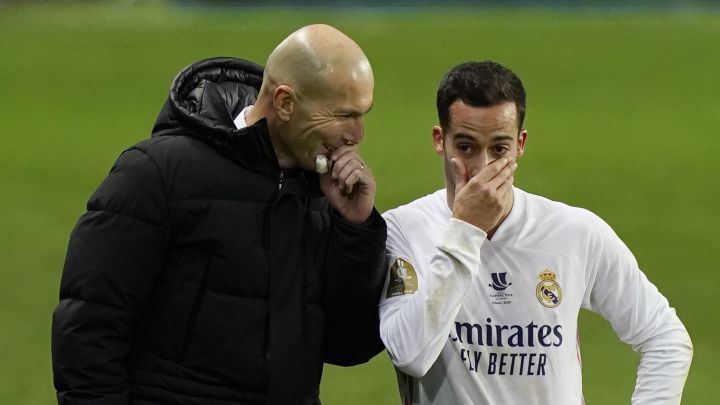 Zidane y Lucas Vázquez, durante un partido del Real Madrid.