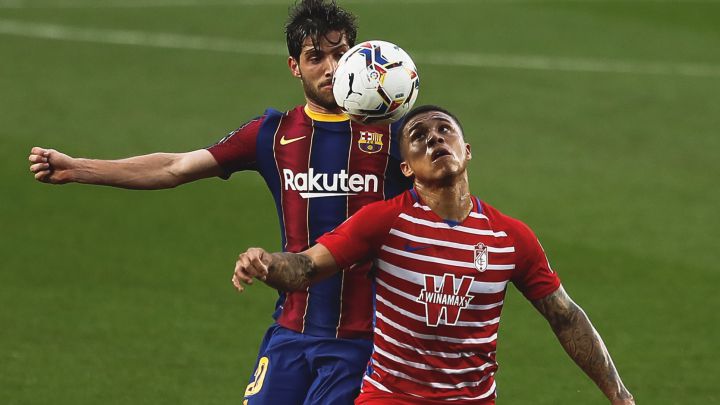 Sergi Roberto pelea un balón con Darwin Machís durante el partido de LaLiga Santander entre el Barcelona y el Granada.