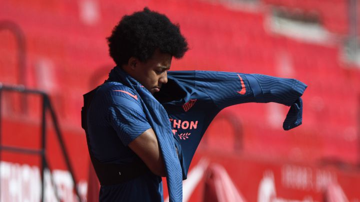 El defensa del Sevilla Jules Koundé no se ejercitó jueves ni viernes y Lopetegui duda con él de nuevo ante el Athletic. Además, está apercibido de sanción.