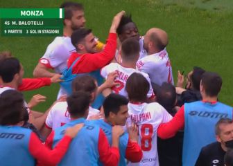 Diez minutos de escándalo de Balotelli: provoca, marca un doblete y lía una pelea