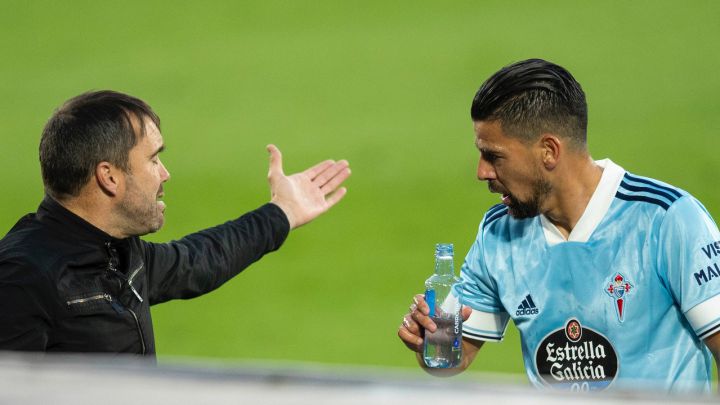 Eduardo Coudet habla con Nolito durante el partido entre el Celta y el Levante en Balaídos.