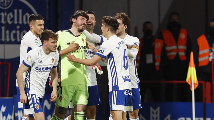 Los jugadores del Real Zaragoza felicitan a Cristian Álvarez tras lograr el gol del empate en la última jugada.