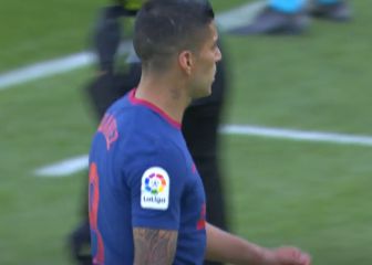 Otro enojo de Luis Suárez al ser sustituido por Simeone