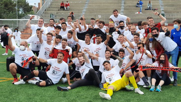 Los jugadores y el cuerpo técnico del Unión Adarve celebran el ascenso a Segunda División RFEF sobre el césped artificial del Vicente del Bosque.
