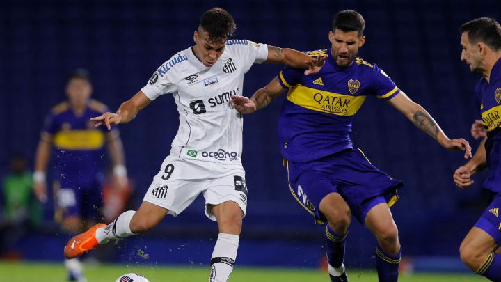Kaio Jorge chuta ante la oposición de Lisandro López.