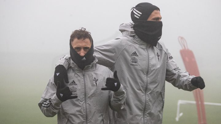 Los futbolistas turcos Emre Mor y Okay Yokuslu, durante un entrenamiento del Celta con niebla.
