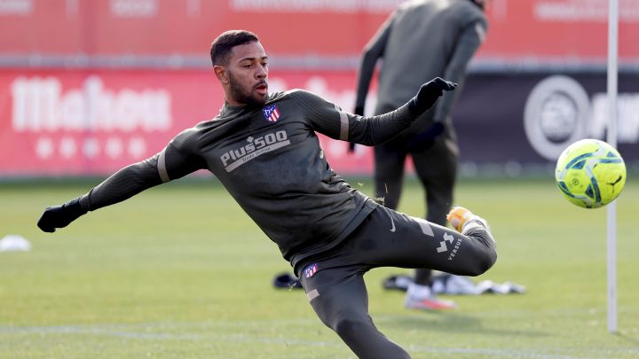 Lemar, que se une a las dudas del Cholo para el Camp Nou, en una sesión del Atlético.