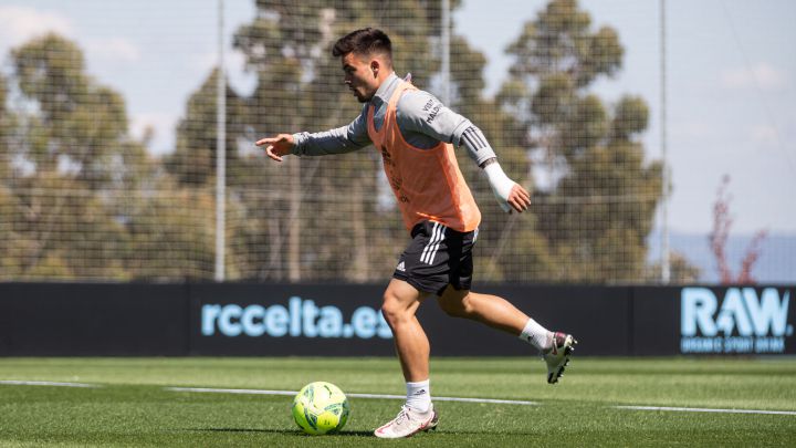 Fran Beltrán conduce el balón durante un entrenamiento con el Celta