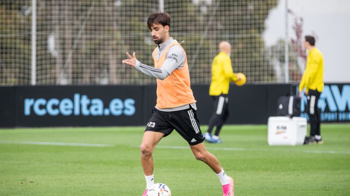 Brais Méndez conduce el balón durante un entrenamiento del Celta en la ciudad deportiva del club vigués.