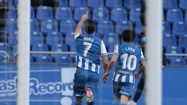 Miku y Lara celebran un gol del Deportivo