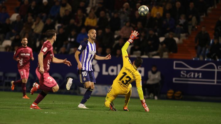Yuri lanza a portería durante el partido de LaLiga SmartBank entre la Ponferradina y el Albacete de la temporada 2019/2020 en El Toralín.