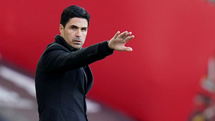 Mikel Arteta dispara a Arsène Wenger