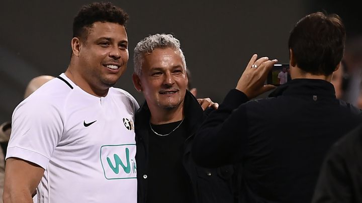 Baggio y Ronaldo, durante un partido benéfico.