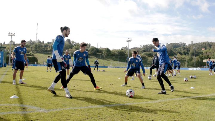 Carlos Abad, junto al meta del filial Alberto y varios canteranos.