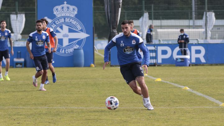 Adri Castro, que será titular ante el Numancia, en el entrenamiento del Deportivo en Abegondo.