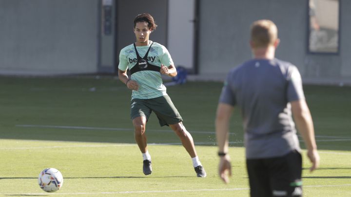 El extremo mexicano del Betis Diego Lainez reconoció que ha pegado un cambio físico importante en los últimos meses y que eso mejora su forma de jugar.