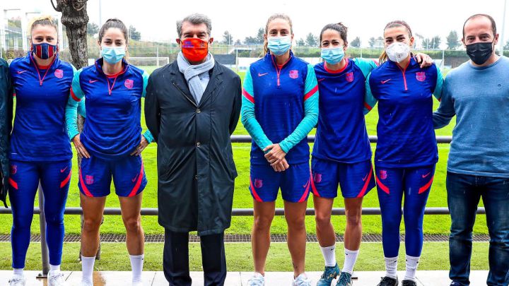 Las capitanas y el técnico del Barça femenino posan con Joan Laporta tras ganar la elecciones.