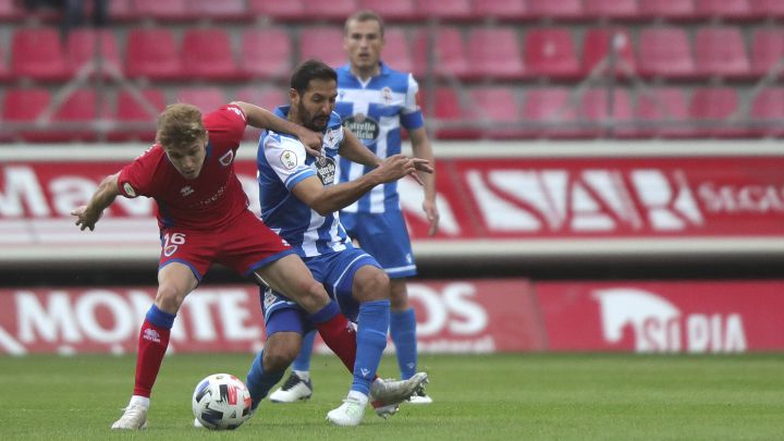 Manzanara disputa un balón con Celso Borges.