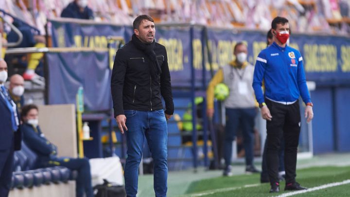 Eduardo Coudet dirige a su equipo durante el partido contra el Villarreal