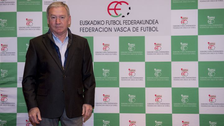 Javier Clemente, siendo presentado como seleccionador del País Vasco.