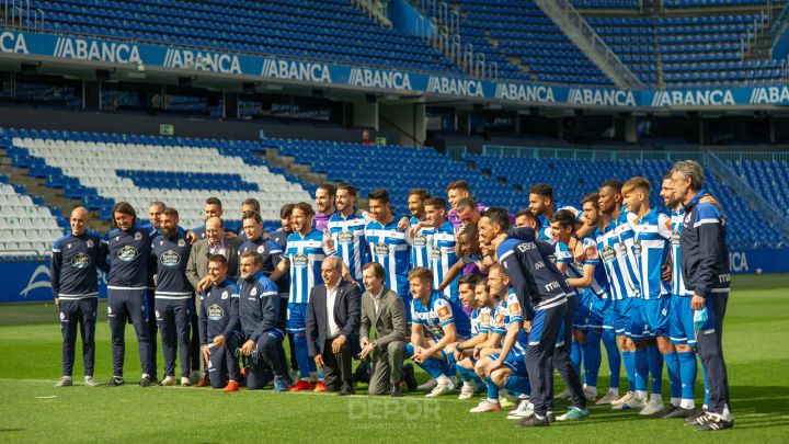 El presidente del Deportivo Antonio Couceiro, en la foto de familia de la plantilla en el último entrenamientoen Riazor.
