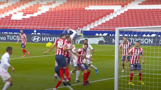 Mano de Felipe en el derbi Atlético-Real Madrid que Hernández Hernández decidió no sancionar tras revisar la jugada en el monitor del VAR.