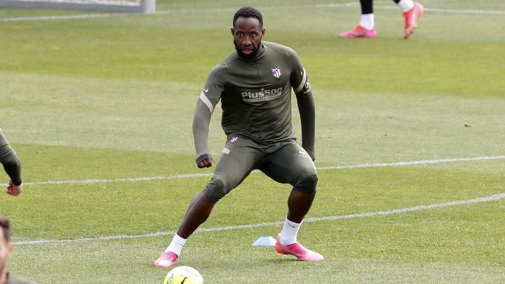 Dembele, en la sesión del Atlético. El Lyon valora bajarle el precio.