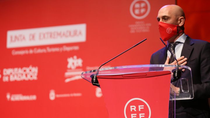 Rubiales defiende el nivel de los árbitros españoles y el VAR