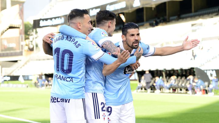 Iago Aspas y Santi Mina abrazan a Nolito en la celebración del gol que le dio el triunfo al Celta contra el Getafe en Balaídos.