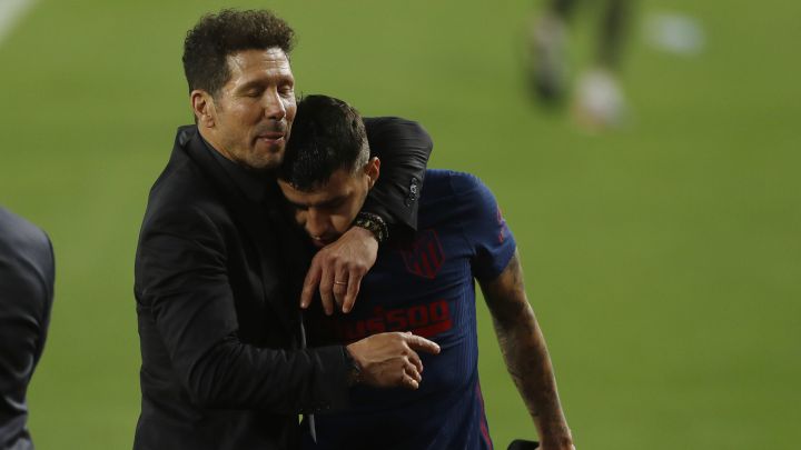 Simeone abraza a Ángel Correa.