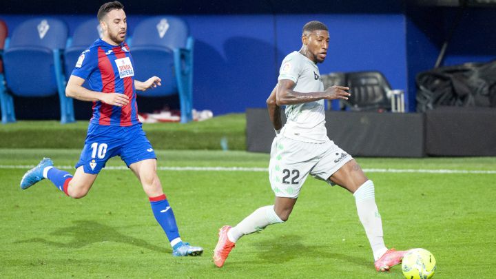 El Betis pretende quedarse con Emerson Aparecido una campaña más y que no se vaya al Barcelona. Los culés habrían de darle la mitad de un eventual traspaso.