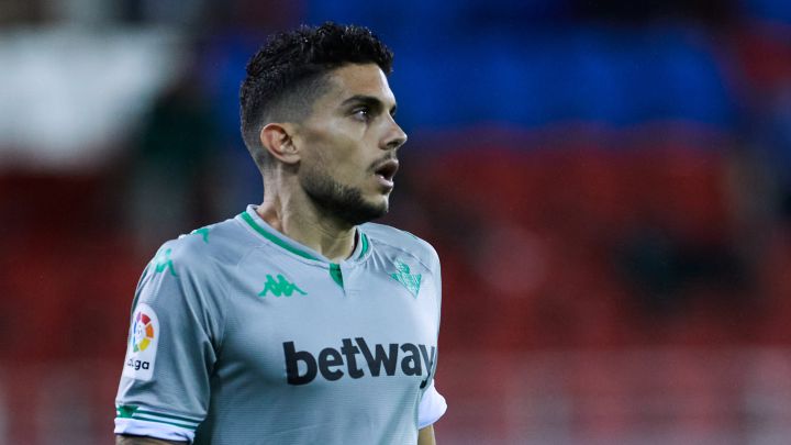 El entrenador del Betis Manuel Pellegrini tiene el tremendo dilema de alinear o no otra vez a Mandi, que se irá al Villarreal. Bartra no está rindiendo.