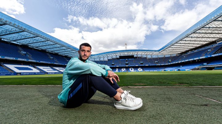 Adri Castro, posando para As en Riazor.