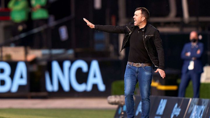 Eduardo Coudet dirige a sus jugadores durante el partido disputado contra el Getafe en Balaídos