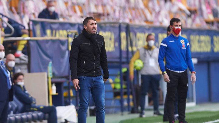 Eduardo Coudet dirige a sue quipo durante un partido contra el Villarreal