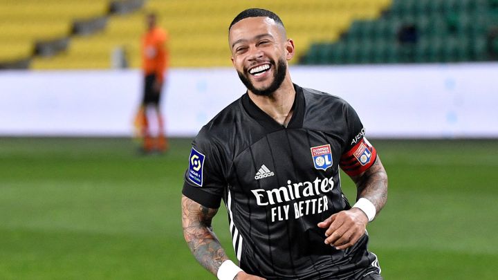 Depay da pistas sobre su futuro