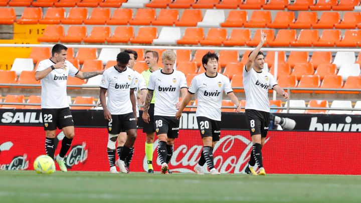 Carlos Soler celebra uno de los dos goles logrados contra el Eibar.
