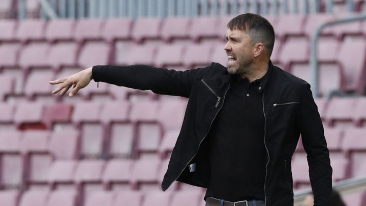 Eduardo Coudet dirige a su equipo durante el partido contra el Barcelona disputado en el Camp Nou