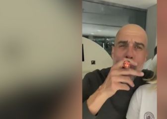 El genial video de Guardiola en la fiesta del City con un habano y cantando Oasis