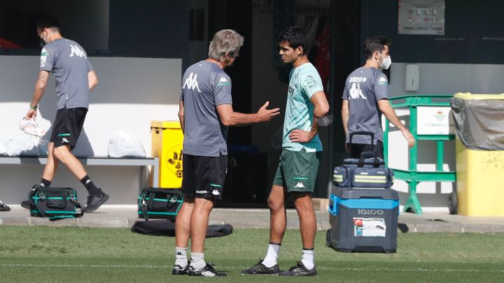 El defensa del Betis Aissa Mandi salió de las alineaciones tras conocerse que se irá al Villarreal y a priori no jugará más. Montoya, de regreso al grupo.