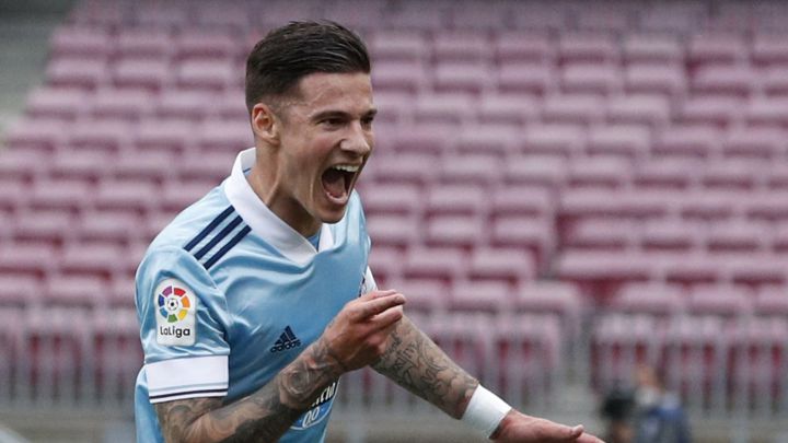 Santi Mina, jugador del Celta, celebra su primer gol contra el Barcelona en el Camp Nou.