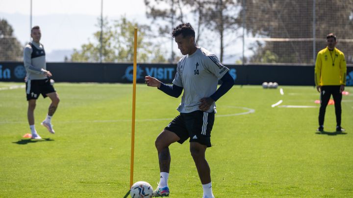Renato Tapia golpea el balón durante un entrenamiento del Celta en la ciudad deportiva del club vigués.
