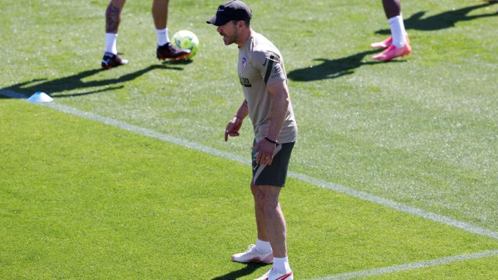 Simeone en una sesión del Atlético esta semana. Trippier y Lodi, al margen.