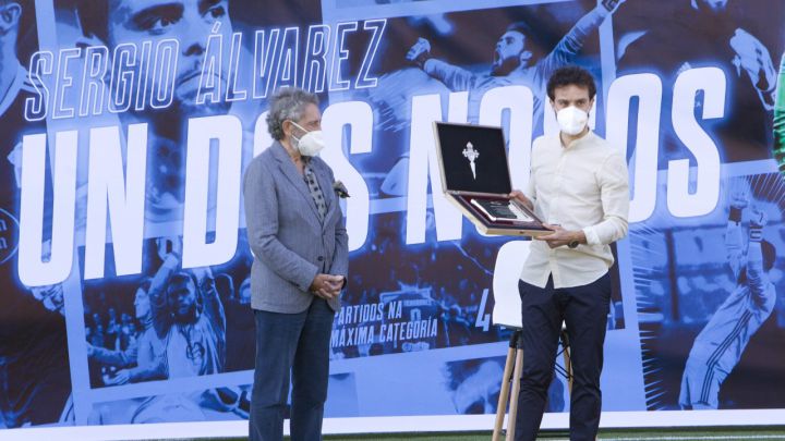 Sergio Álvarez muestra la placa entregada por Carlos Mouriños, presidente del Celta, durante el acto de despedida como futbolista del portero gallego.
