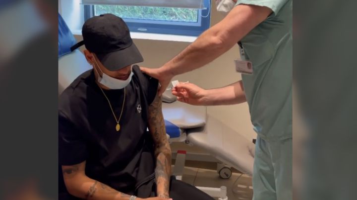 Neymar da el paso y se vacuna contra la Covid-19