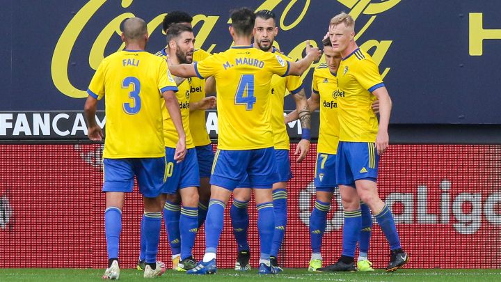 Varios jugadores del Cádiz celebran un tanto esta temporada.