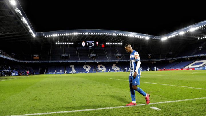 Diego Rolan se retira de Riazor en un partido con el Deportivo