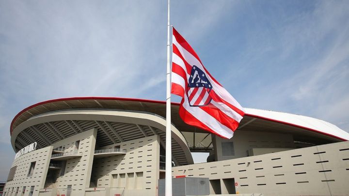 Bandera a media asta en el Metropolitano. Así luce en recuerdo a Saúl, el niño que falleció el sábado en la celebración en Neptuno y cuyo club le homenajeará hoy.