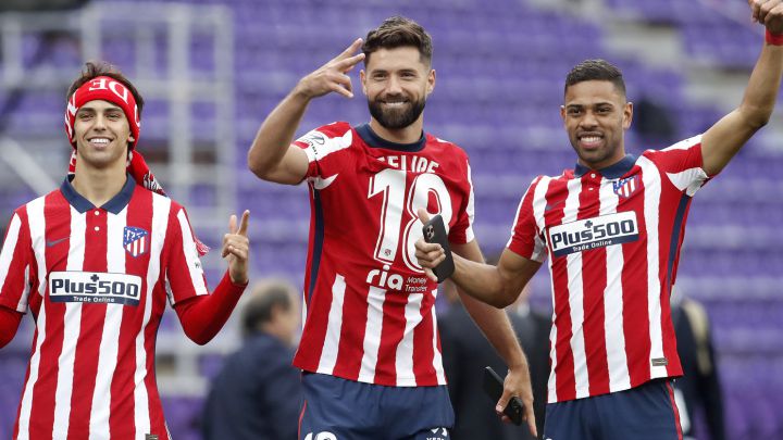 Felipe, entre João Félix y Lodi, celebrando la Liga del Atlético.